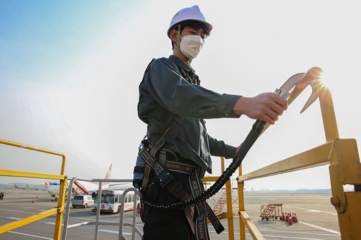 티웨이항공 관계자들이 16일 김포공항  계류장에서 작업 근로자의 안전확보와 안전 저해 요인을 사전 예방하기 위한 합동안전점검을 진행하고 있다.