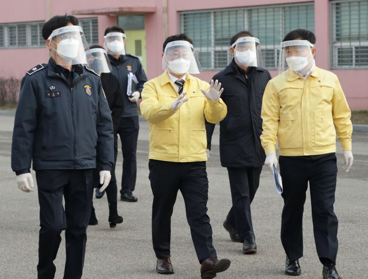 박범계 법무부 장관은 전날 오후 화성직업훈련교도소를 찾아 코로나19 대응체계를 점검했다. / 법무부
