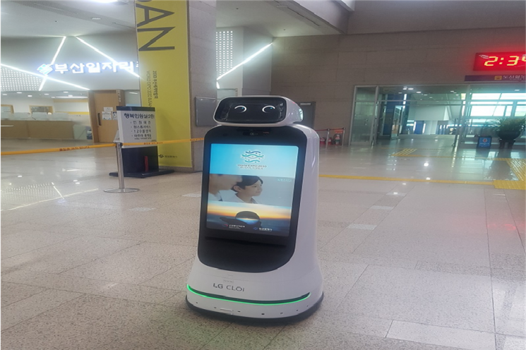 LG클로이 안내로봇이 부산시청에서 2030부산세계박람회 유치 홍보활동을 펼치고 있다.