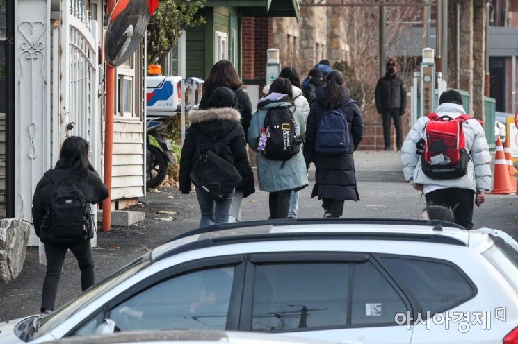 [포토]사회적 거리두기 강화, 수도권 학교 전면 등교 중단