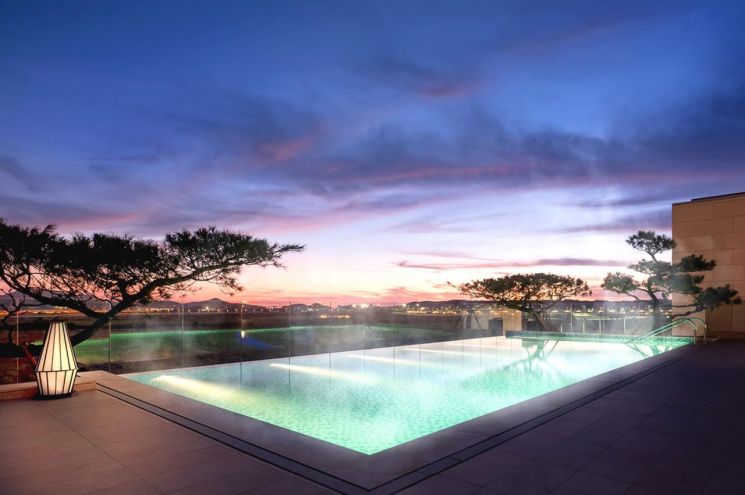 "야외 온천부터 아이스링크까지" … 호텔家, 연말 콘텐츠 강화