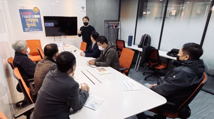 호남대학교 LINC+사업단은 17일 한국건축기술연구원 권오상 수석연구원을 강사로 초청해 '건축물의 화재안전성능 설계 동향'을 주제로 세미나를 진행하는 모습. 사진=호남대학교 제공