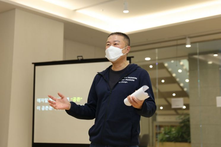 구자은 LS 미래혁신단장이 16일 안양 LS타워에서 ‘2021 LS 애자일  데모 데이(Agile Demo Day)’에 참여해 참여 임직원을 대상으로 애자일 게임의 문제를 출제하고 있다. (사진=LS그룹 제공)