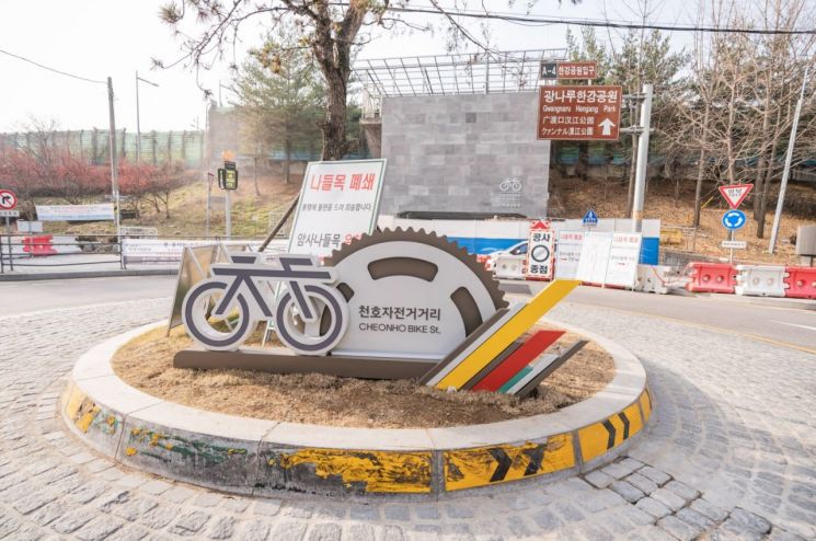 성동구 마장청계천변 'LED 달벤치' 설치된 까닭?