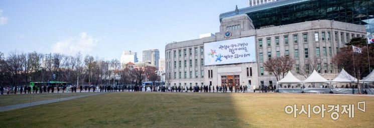 서울 아침 기온이 영하5도까지 떨어지며 매서운 한파가 찾아온 17일 서울 중구 서울광장에 마련된 임시선별검사소를 찾은 시민들이 코로나19 검사를 받기 위해 추위 속에서 대기하고 있다./강진형 기자aymsdream@