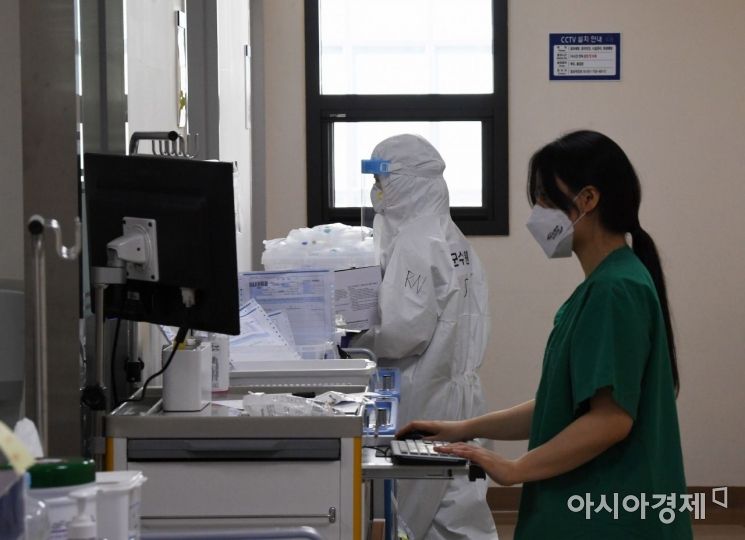 17일 경기 성남시 국군수도병원에서 완전방역복을 입은 의료진이 감염병동에서 분주히 작업하고 있다./김현민 기자 kimhyun81@