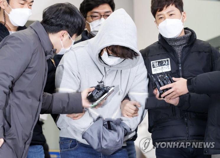 이석준이 17일 오전 서울 송파경찰서에서 나와 검찰로 송치되는 중 취재진의 질문을 듣고 있다. / 사진=연합뉴스