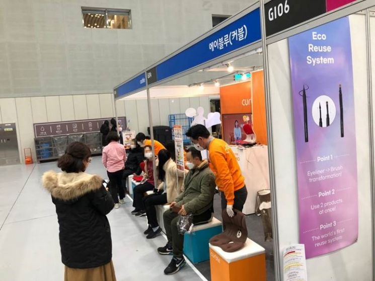 수원 메가쇼 홍보부스에서 커블체어를 체험하는 고객. [사진제공=에이블루]