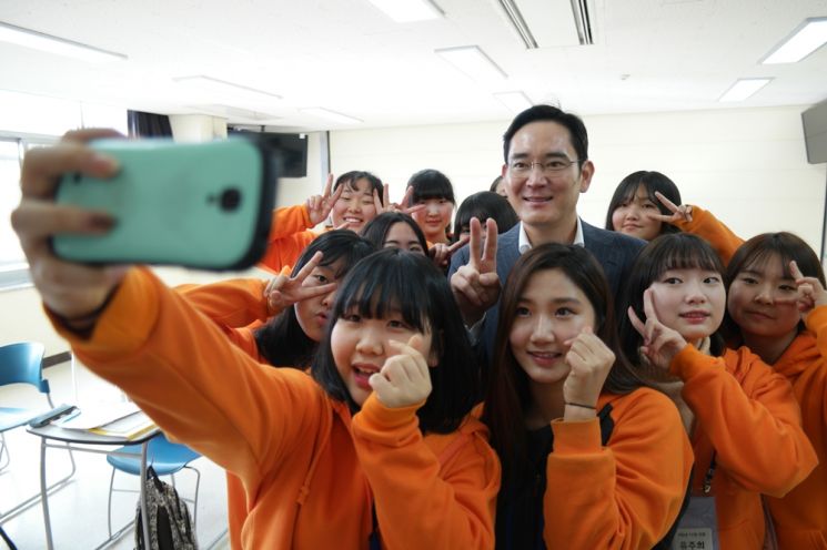 이재용 삼성전자 부회장이 2016년 삼성의 사회공헌 사업 중 하나인 '드림클래스' 겨울캠프를 찾아 학생들과 함께 사진을 찍고 있다. (사진=삼성전자 제공)