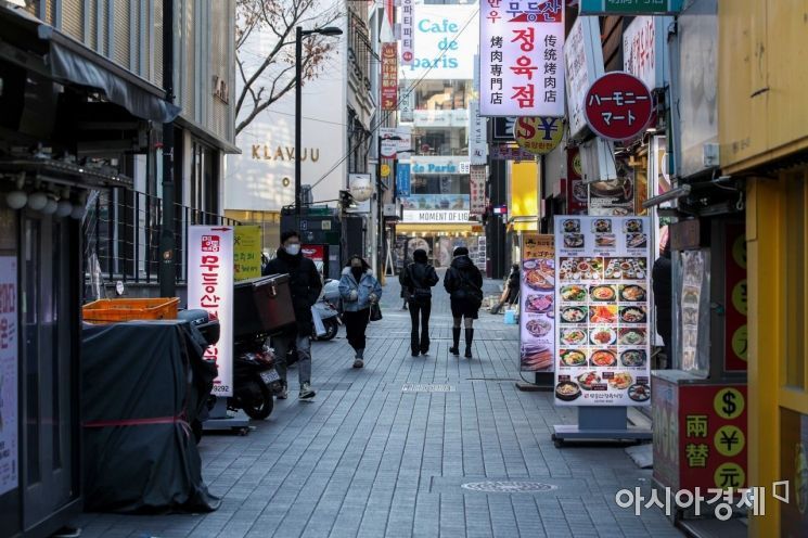 코로나19 확진자가 급증에 따라 정부가 연말까지 강화된 사회적 거리두기 방안을 발표한 17일 서울 중구 명동이 한산한 모습을 보이고 있다./강진형 기자aymsdream@