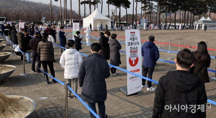 코로나19 신규 확진자가 7천622명을 기록한 16일 서울 마포구 상암월드컵공원 평화광장에 마련된 코로나19 임시 선별검사소에서 시민들이 진단 검사를 받기 위해 긴 줄을 서 있다./김현민 기자 kimhyun81@