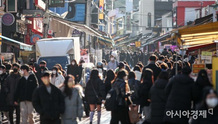 코로나19 확진자가 증가하며 한층 강화된 사회적 거리두기가 시행된 첫 주말인 19일 서울 홍대입구역 인근 거리를 찾은 시민들로 붐비고 있다./강진형 기자aymsdream@