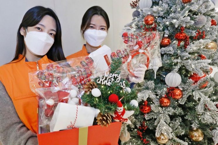 20일 갤러리아백화점이 중증 희귀 난치성 질환을 앓고 있는 환아 250명에게 크리스마스 선물을 전달한다.