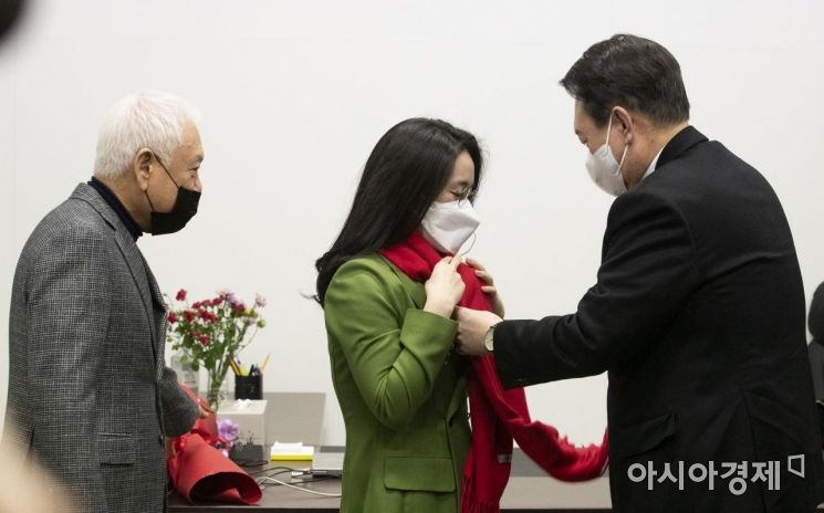 [포토] 페미니스트 신지예와 손잡는 윤석열