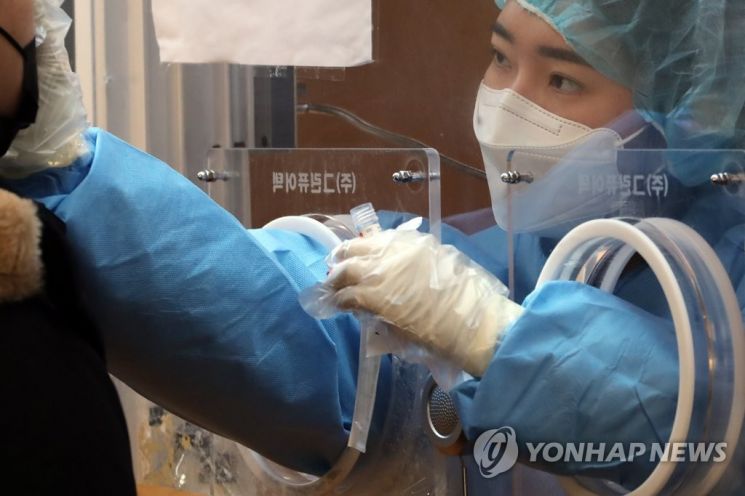 20일 서울역 임시선별진료소에서 의료진이 시민들을 검사하고 있다. [이미지출처=연합뉴스]