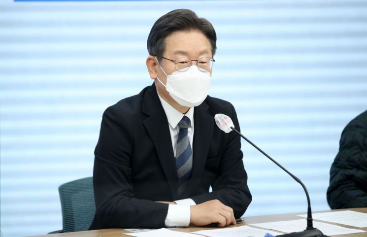 Lee Jae-myung, the Democratic Party presidential candidate, is speaking at the 'The Nation Will Raise Together' National Campaign Committee meeting held at the Central Party Office in Yeouido, Seoul, on the morning of the 20th. <br>[Image source=Yonhap News]