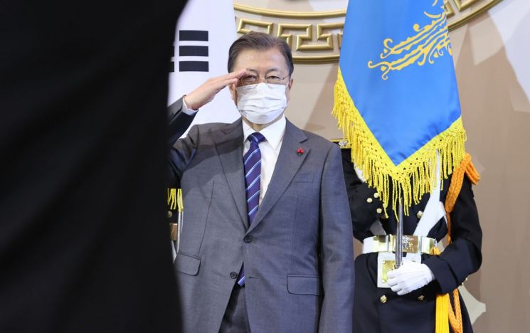 文대통령 "코로나 병상 확보는 정부 책임…관계부처·민간 TF서 직접 챙겨야"(종합)