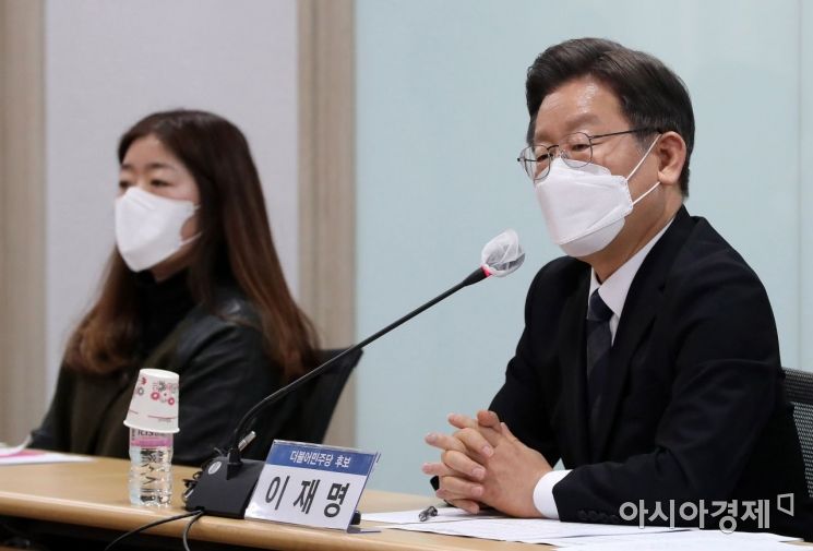 이재명 더불어민주당 대선후보가 20일 서울 여의도 중소기업중앙회에서 열린 '코로나 100조 추경! 소상공인·자영업자 피해단체-대선후보 간담회'에 참석, 모두발언을 하고 있다./윤동주 기자 doso7@