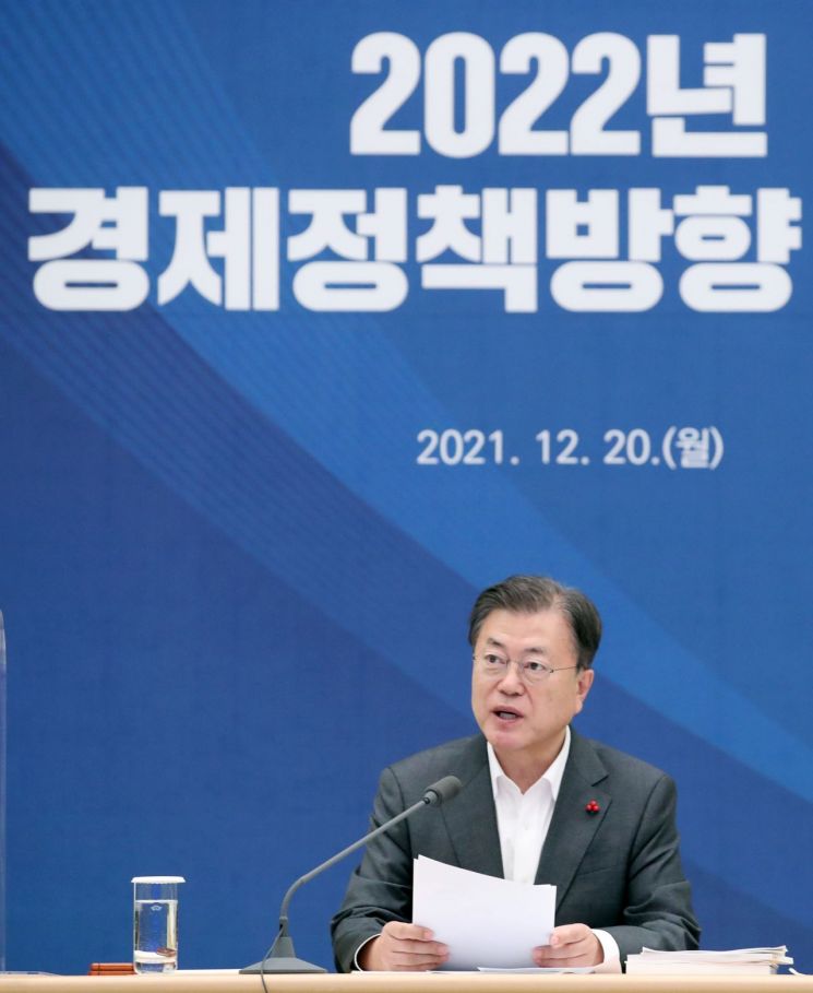 文대통령 "재정 분배개선 기능 높아진 것에 큰 보람…재정기능 지속되길"