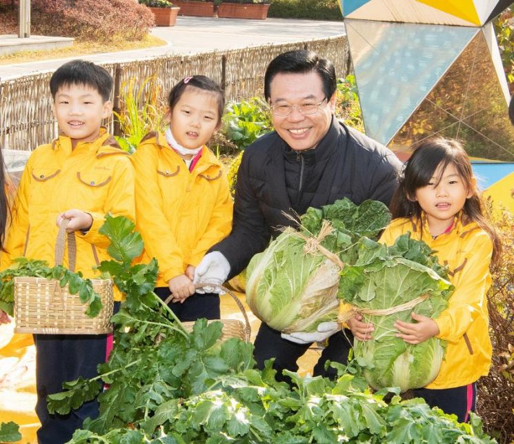 농작물 수확 행사에서 아이들과 함께 한 성장현 용산구청장