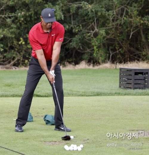 ‘골프황제’ 타이거 우즈가 PNC챔피언십 최종 2라운드에 앞서 드라이빙레인지에서 연습하고 있다. 올랜도(미국)=Getty images/멀티비츠