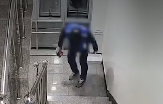 CCTV 찍힌 택배기사, 현관문 향해 '꾸벅' 감사인사 건넨 이유