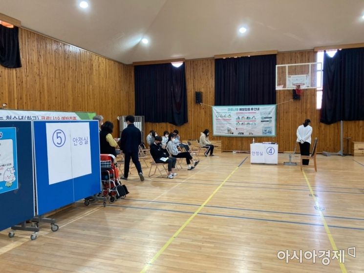 지난 17일 중랑구 소재 중학교에서 학생들이 '찾아가는 백신 접종'으로 학교를 방문한 의료진에게 코로나19 백신 접종을 받기 위해 대기하고 있다. (사진제공=서울시교육청)