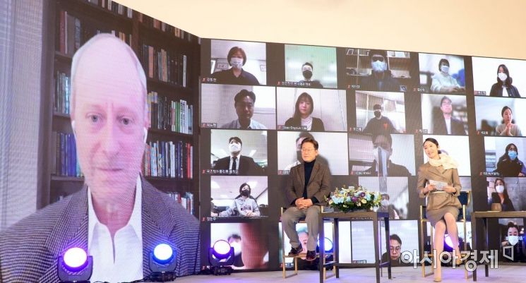 이재명 더불어민주당 대선후보가 21일 서울 중구 정동1928 아트센터에서 열린 마이클 샌델 하버드 교수와 '대전환의 시대, 대한민국은 어떻게 공정의 날개로 비상할 것인가'의 주제로 화상 대담을 하고 있다./국회사진기자단