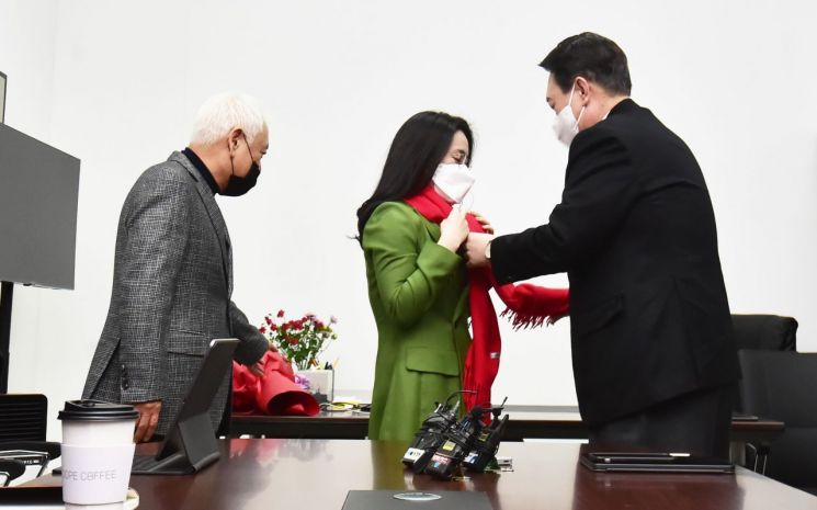 '젠더 갈등' 대척점 선 20대 男女, 구애하는 후보들도 안간힘