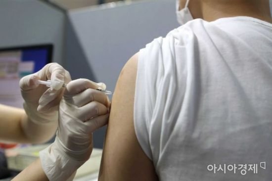 서울 동작구 사당종합체육관에 마련된 예방접종센터에서 한 시민이 백신을 맞고 있다. 사진은 기사 중 특정 표현과 무관. 사진=아시아경제DB.