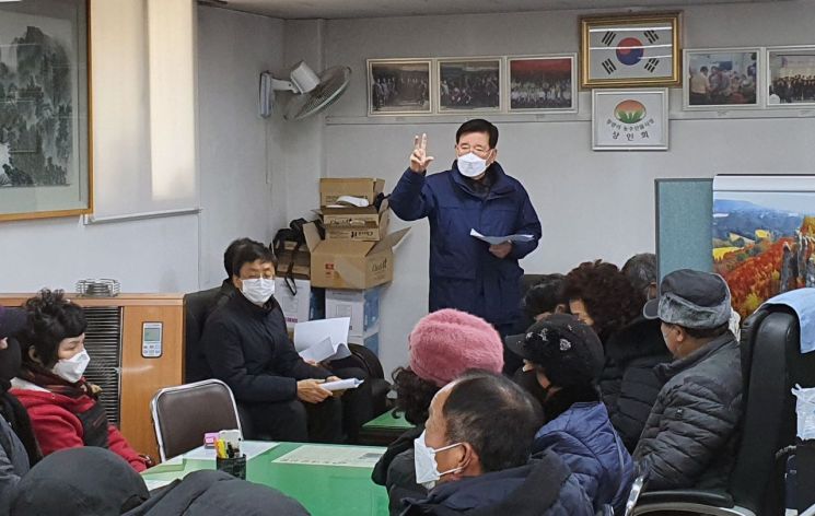 유덕열 동대문구청장이 19일 화재 피해 점포주 12명 및 상인회 임원을 만나 위로를 건네고 신속한 피해 복구를 위한 건의사항을 수렴했다.