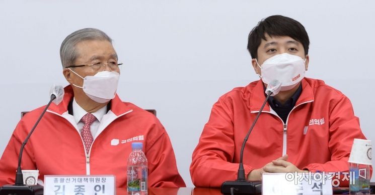 이준석 국민의힘 상임선거대책위원장(오른쪽)이 20일 국회에서 열린 중앙선거대책위원회의에 참석, 모두 발언을 하고 있다./윤동주 기자 doso7@