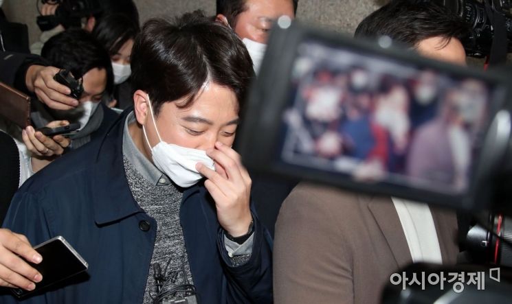 이준석 국민의힘 대표가 21일 국회 당 대표 회의실에서 윤석열 대선후보 선대위에서 자신의 거취와 관련한 기자회견을 마친 후 국회를 나서고 있다. 이 대표는 윤석열 대선후보 선대위 공보단장인 조수진 최고위원과 갈등을 빚고 있다./윤동주 기자 doso7@