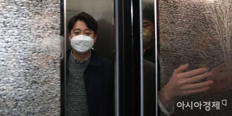 이준석 국민의힘 대표가 21일 국회 당 대표 회의실에서 윤석열 대선후보 선대위에서 자신의 거취와 관련한 기자회견을 마친 후 국회를 나서고 있다. 이 대표는 윤석열 대선후보 선대위 공보단장인 조수진 최고위원과 갈등을 빚고 있다./윤동주 기자 doso7@