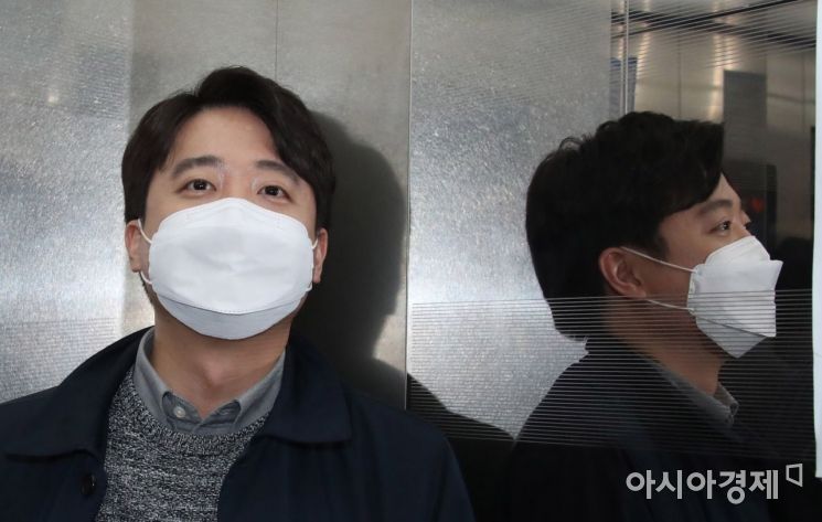 이준석 국민의힘 대표가 21일 국회 당 대표 회의실에서 윤석열 대선후보 선대위에서 자신의 거취와 관련한 기자회견을 마친 후 국회를 나서고 있다. 이 대표는 윤석열 대선후보 선대위 공보단장인 조수진 최고위원과 갈등을 빚고 있다./윤동주 기자 doso7@