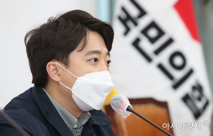 이준석 국민의힘 대표가 21일 국회 당 대표 회의실에서 윤석열 대선후보 선대위에서 자신의 거취와 관련한 기자회견을 하고 있다. 이 대표는 윤석열 대선후보 선대위 공보단장인 조수진 최고위원과 갈등을 빚고 있다./윤동주 기자 doso7@
