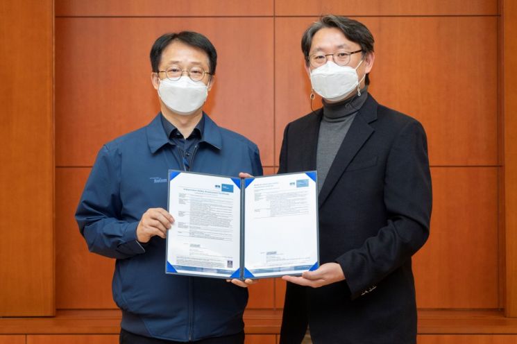 On December 21, at Hyundai Rotem's Uiwang headquarters, Kim Jong-nyeon, head of Hyundai Rotem Rail Solution Research Center (left), and Shin Seok-gyun, Ricardo Rail East Asia representative (right), are posing for a commemorative photo holding the independent safety evaluation certificate for the Jinjeop Line electric train. (Photo by Hyundai Rotem)