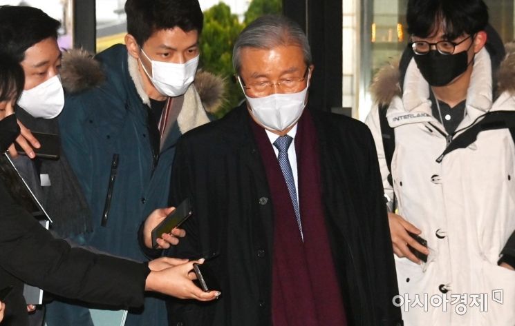 김종인 국민의힘 총괄선거대책위원장이 22일 서울 여의도 중앙당사로 출근하고 있다./윤동주 기자 doso7@