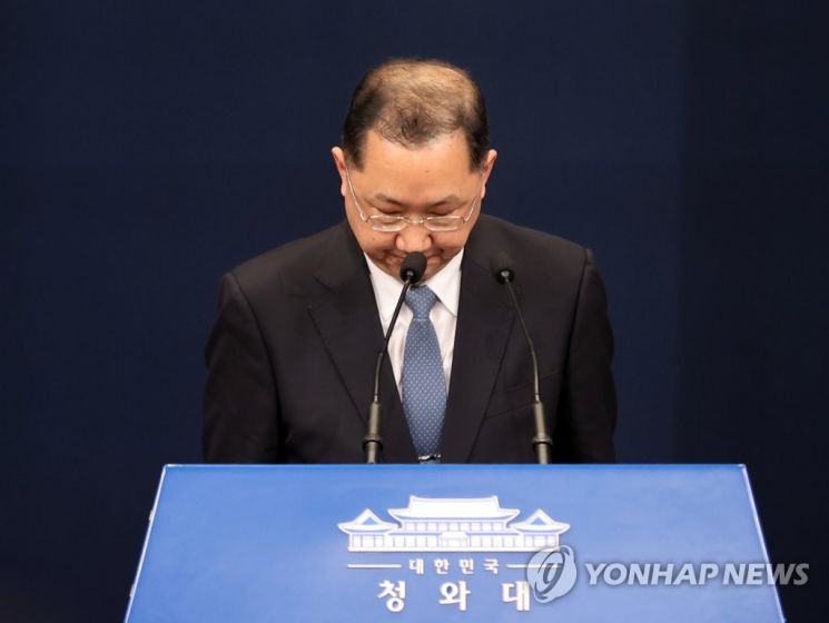 아들의 입사지원서 문제로 논란에 휩싸인 김진국 청와대 민정수석이 21일 사의를 표명했다. 사진은 지난 3월 김 수석이 청와대 춘추권 대브리핑룸에서 인사하는 모습. / 사진=연합뉴스