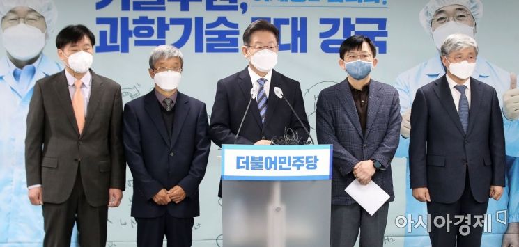 이재명 더불어민주당 대선후보가 22일 서울 여의도 중앙당사에서 과학기술 정책공약을 발표하고 있다./윤동주 기자 doso7@