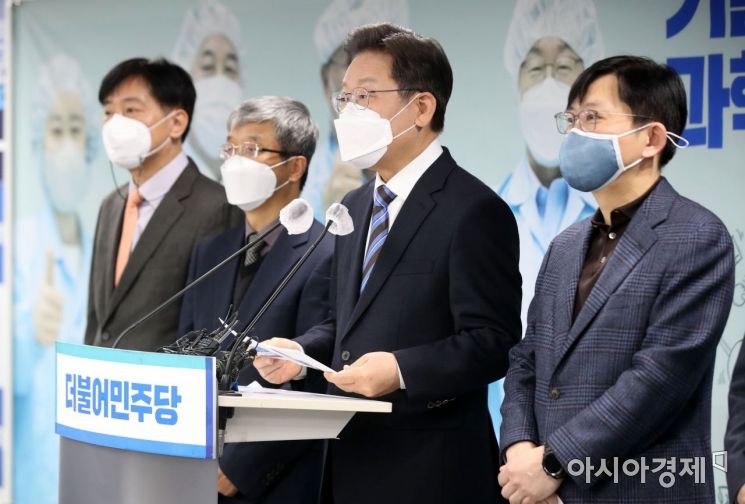 이재명 더불어민주당 대선후보가 22일 서울 여의도 중앙당사에서 과학기술 정책공약을 발표하고 있다./윤동주 기자 doso7@