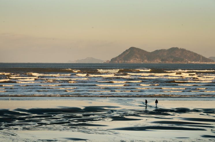 [조용준의 여행만리]힘들게 견딘 한 해, 긴 긴 그림자 남기며 보낸다~
