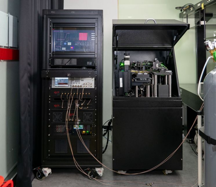 한국과학기술연구원(KIST)이 개발한  상온 대기압 동작 포터블 양자컴퓨터.