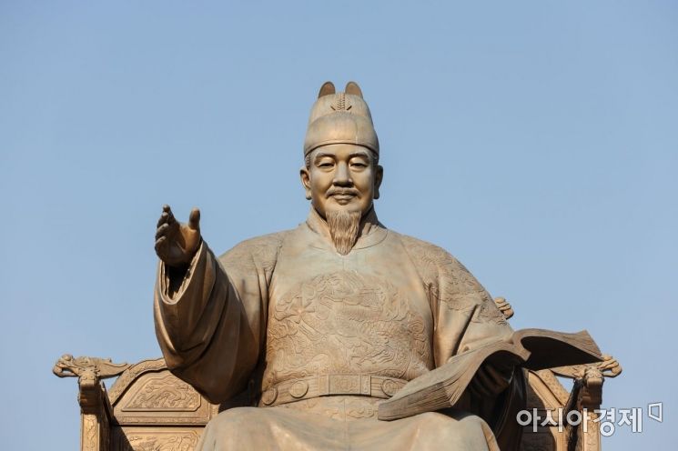 서울 종로구 광화문 광장에 설치된 세종대왕동상. 강진형 기자