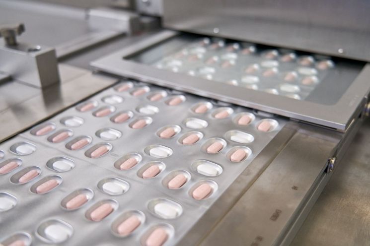 화이자의 경구용 코로나19 치료제 '팍스로비드'가 이탈리아 아스콜리 공장에서 생산되고 있다. [이미지출처=로이터연합뉴스]