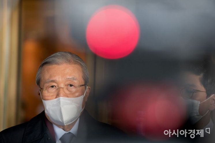 김종인 국민의힘 총괄선대위원장이 22일 서울 중구의 한 호텔에서 이준석 대표와 오찬 회동을 마친 뒤 호텔을 나서고 있다./국회사진기자단