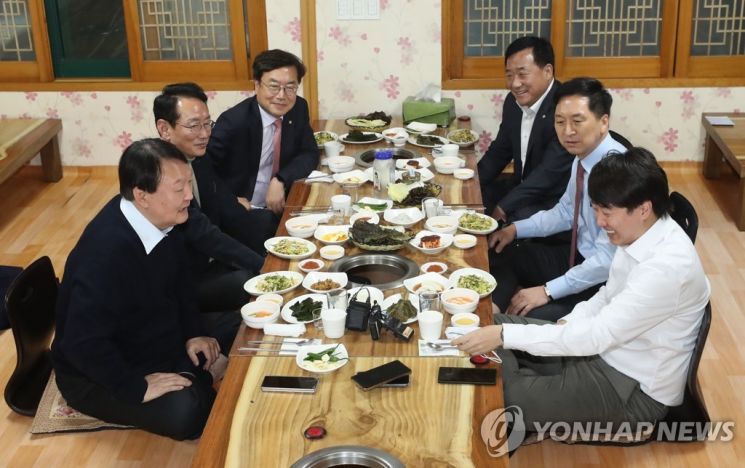 윤석열 국민의힘 대선 후보와 이준석 국민의힘 대표가 3일 울산 울주군의 한 식당에서 만찬 회동을 하고 있다 [이미지출처=연합뉴스]