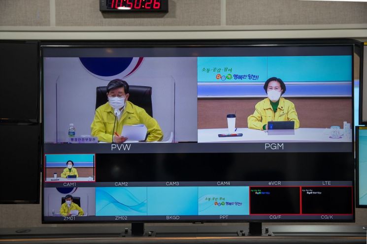 [포토]성장현 용산구청장, 2021년 용산 지역사 기록사업 전시 관람