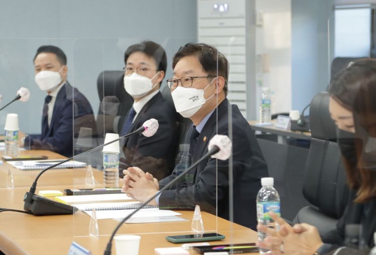 22일 법무연수원 용인분원에서 열린 중대재해·안전사고 수사검사 간담회에서 박범계 장관이 발언하고 있다./사진=법무부 제공