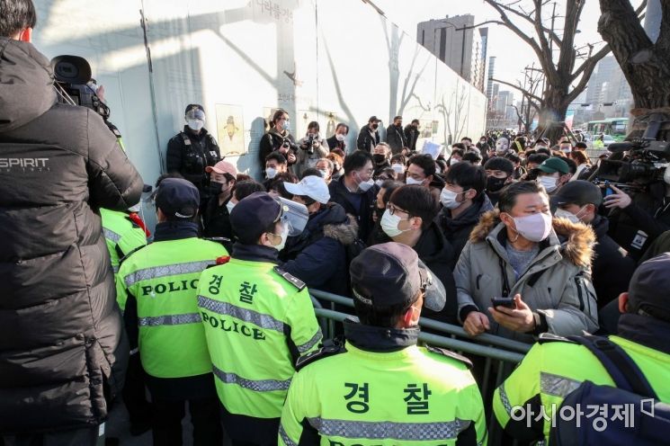 22일 서울 종로구 광화문 시민열린마당에서 열린 '자영업자 총궐기대회'에서 자영업자들이 집회인원제한으로 집회장 밖에서 대기하고 있다./강진형 기자aymsdream@